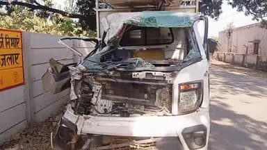 जानसठ: रामराज क्षेत्र के हाईवे मार्ग पर सड़क हादसे में एक पिकअप गाड़ी पूरी तरह क्षतिग्रस्त, चालक ने कूदकर बचाई जान