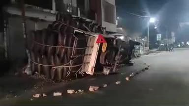 कोरांव: कोरांव बाजार में नगर पंचायत कार्यालय के पास आयंत्रित होकर पलटी भूषा लदी पिकअप, सवार लोग और चालक बाल-बाल बचे