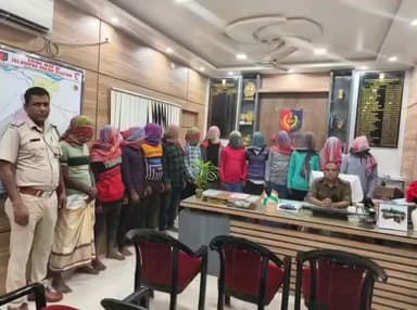 রানিনগর ১: চর গোপালপুর গ্রাম থেকে ১২ বাংলাদেশী ও এক ভারতীয় দালালকে গ্রেফতার করে আদালতে পাঠালো ইসলামপুর থানার পুলিশ