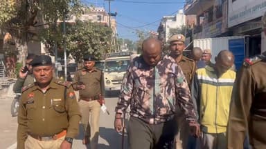 युवती का पीछा करने वालों के मुंडवाए सिर:अंबाला बाजार में परेड कराई, कान पकड़कर बोले- किसी लड़की की तरफ नहीं देखेंगे