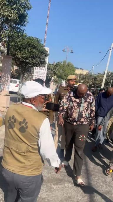 युवती का पीछा करने वालों के मुंडवाए सिर:अंबाला बाजार में परेड कराई, कान पकड़कर बोले- किसी लड़की की तरफ नहीं देखेंगे