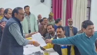 बांसगांव: लेखपाल संघ ने मृत साथी के परिवार के लिए न्याय की मांग की, बांसगांव में मुख्यमंत्री के नाम उप जिलाधिकारी को सौंपा ज्ञापन