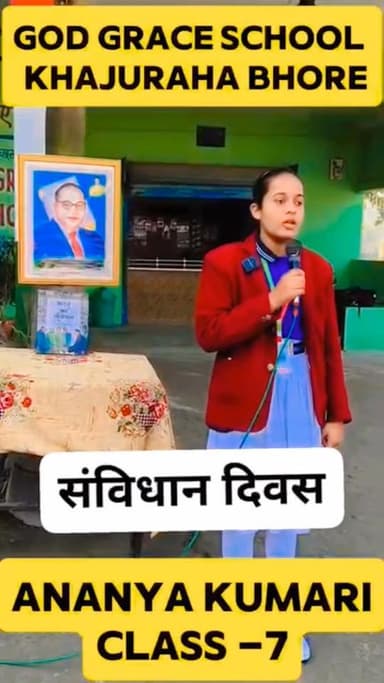 संविधान के बारे बताती स्कूली बच्ची
