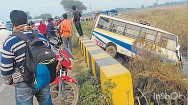 अमनौर: राजा चौक के पास यात्रियों से भरी बस गड्ढे में गिरी, कई यात्री घायल