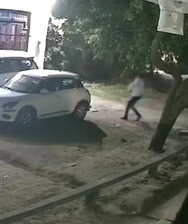 सैफई: सैफई में अज्ञात युवकों ने तोड़े दर्जनों कारों के शीशे, सीसीटीवी फुटेज में कैद हुई वारदात, पुलिस जांच में जुटी