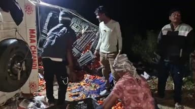 ଜଳେଶ୍ବର: ଭାରସାମ୍ୟ ହରାଇ ରାଜପଥ ଉପରକୁ ଓଲଟିଲା ବିଲାତି ବୋଝେଇ ପିକଅପ, ଚାଳକ ଆହତ,ସ୍ଥାନୀୟ ଡାକ୍ତରଖାନାରେ ଭର୍ତ୍ତି, ତାରିଣୀ ଛକରେ ଘଟଣା