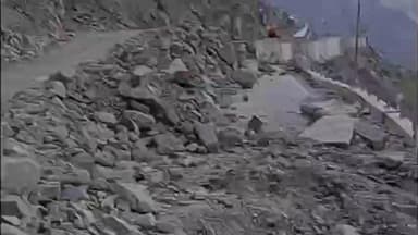 हंगरंग: किन्नौर के मलिंग नाला समीप सड़क के एक कोने में मोटी दरारें दिखने लगीं, फिलहाल सड़क मार्ग बहाल