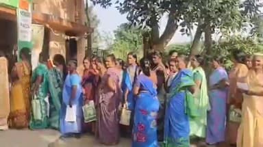 గండ్రేడు సొసైటీ వద్ద యూరియా కోసం రైతుల బారులు