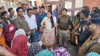 सारंगपुर: वेतन न मिलने पर नपा सफाई कर्मचारियों ने गेट पर ताला लगाकर किया हंगामा, पहुंची पुलिस