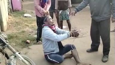 ବସ୍ତା: ମୋବାଇଲ ଚୋର ସନ୍ଦେହରେ ଦୁଇ ଯୁବକଙ୍କୁ ଧରି ଉତ୍ତମ ମଧ୍ୟମ ଦେଇ ପୋଲିସ ର ଜିମା ଦେଲେ ଲୋକେ,ଘଟଣା ଅମର୍ଦାରୋଡ ବଜାର ରେ