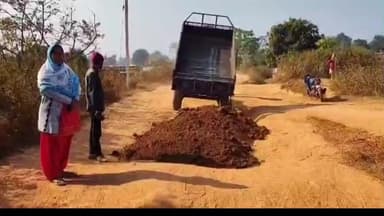 किस्को: प्रशासन की नींद टूटी नहीं तो पंचायत सदस्य ने कसियाडीह मोड़ से गांव तक 1 किमी सड़क की खुद मरम्मत की