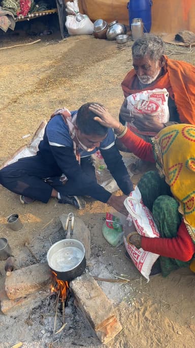 आज सुबह-सुबह मेरे दादाजी स्व. मांगूराम जी की 8वीं पुण्यतिथि के अवसर पर खण्डेला विधानसभा क्षेत्र के विभिन्न स्थानों पर कच्ची झुग्गी-झोपड़ियों में रहने वाले अंतिम छोर पर बैठे परिवारों को राशन सामग्री वितरित किया।