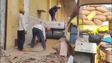 हाटा: धान खरीद तेज, लेकिन पट्टन केंद्र पर किसानों की सुविधाएं जीरो, बदहाली बेनकाब