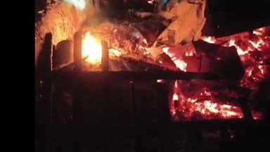 সুতাহাটা: সুতাহাটা ব্লকের অন্তর্গত কাশীপুরের বাড়িতে আগুন ভোর রাতে পরিদর্শনে গ্রাম পঞ্চায়েতের প্রধান