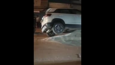 ग्वालियर गिर्द: हजीरा चौराहे के पास देर रात डिवाइडर पर चढ़ी कार, चालक के नशे में होने की आशंका