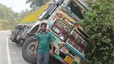 पानसेमल: उज्जैन से पानसेमल सीमेंट ले जा रहा ट्रक दुर्घटनाग्रस्त, बड़ा हादसा टला