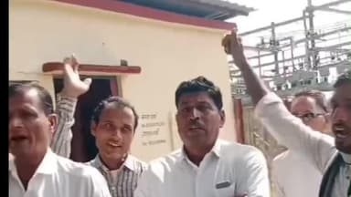 सनावद: सिंचाई के लिए दिन में बिजली की मांग को लेकर पांच गांवों के किसानों ने मोगावा विद्युत मंडल के बाहर धरना दिया