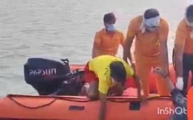 बारां: गरडा गांव के तालाब में डूबे युवक का शव SDRF और सिविल डिफेंस टीम ने किया रेस्क्यू, पुलिस रही मौजूद