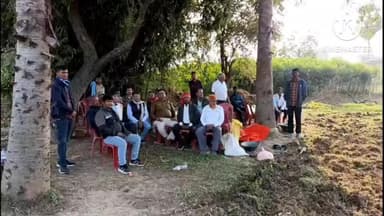 पथरगामा: पथरगामा महेशलिटी ग्राम में प्रशासन की निगरानी में प्रधानी जोत की भूमि पर हुई रबी फसल की बुआई