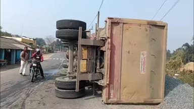 रंका: हाईवा ओवरलोडिंग बनी खतरा, पूरेगाड़ा मोड़ पर पलटी गाड़ी, बड़ी दुर्घटना टली