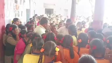 ಇಳಕಲ್: ಕರಡಿ ಗ್ರಾಮದಲ್ಲಿ ಅಚ್ಚುಮೆಚ್ಚಿನ ಶಿಕ್ಷಕರು ವರ್ಗಾವಣೆಯಾದ ಹಿನ್ನೆಲೆ,ಕಣ್ಣೀರಿಟ್ಟ ವಿದ್ಯಾರ್ಥಿಗಳು