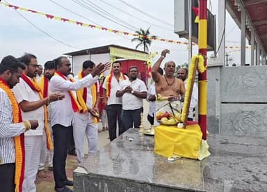 ರಾಮನಗರ: ಕರ್ನಾಟಕ ರಕ್ಷಣಾ ವೇದಿಕೆ ಸ್ವಾಭಿಮಾನಿ ಬಣದ ವತಿಯಿಂದ ಹೆಜ್ಜಾಲ ಗ್ರಾಮದಲ್ಲಿ ಕನ್ನಡ ರಾಜ್ಯೋತ್ಸವ ಆಚರಣೆ