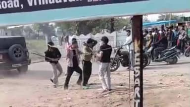 गोवर्धन: गोवर्धन में प्रेमिका के पास मैसेज करने को लेकर भिड़े अराजक तत्वों के दो पक्ष, कार के शीशे तोड़कर चालक को दौड़ा-दौड़ा कर पीटा