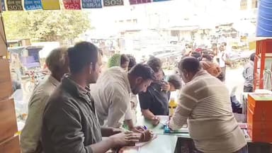 बेगुं: बेगू नगर के पुराने बस स्टैंड पर स्थित खाद बीज की दुकान पर यूरिया खाद लेने के लिए लगी लंबी कतारें