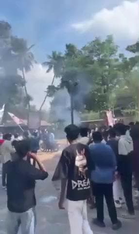 బిజినెస్ మాన్ సినిమా రిలీస్ సందర్భంగా లక్కవరంలో ఒక థియేటర్ వద్ద అభిమానుల సందడి