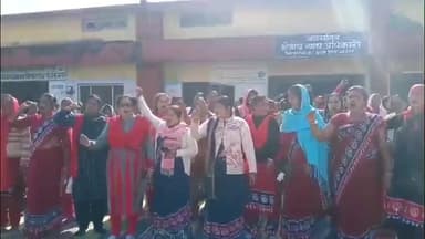 सितारगंज: क्षेत्रीय खाद्य अधिकारी कार्यालय के परिसर में आंगनबाड़ी कार्यकर्ता धरने पर बैठी, रखी विभिन्न मांगें