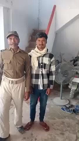 पुपरी: मध निषेध थाना पुपरी पुलिस ने चोरौत गैस एजेंसी के पास 59 बोतल शराब के साथ एक तस्कर को किया गिरफ्तार