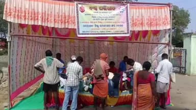 ବରଗଡ: ଥାନା ଛକରେ ବିନା ମୁଲ୍ୟରେ ଶୀତ ବସ୍ତ୍ର ପ୍ରଦାନ କଲେ ଜିଲ୍ଲା ସମାଜସେବୀ ସଂଘ,ଶୁଣନ୍ତୁ ପ୍ରତିକ୍ରିୟା