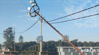 नगीना: बढ़ापुर के बस स्टैंड के पास विद्युत लाइन के केबिल के सहारे गिरा विद्युत लाइट का पोल बना खतरा