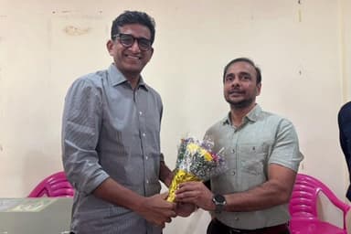 కోరుట్ల: కోరుట్ల ఎమ్మెల్యే డాక్టర్ కల్వకుంట్ల సంజయ్ ని మరియాపూరకంగా కలిసిన డిప్యూటీ DMHO డాక్టర్ జైపాల్ రెడ్డి