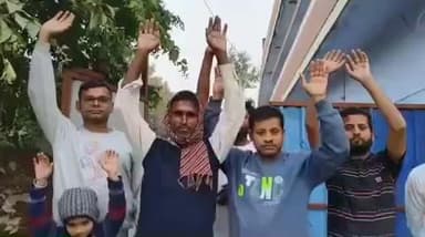 चकिया: वार्ड नंबर 04 कबीर नगर में जाम नालियों की साफ-सफाई न होने से नाराज लोगों ने किया प्रदर्शन