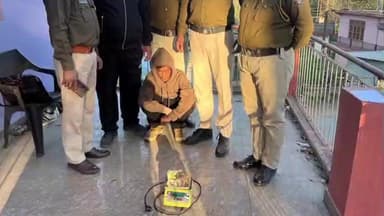 सुंदर नगर: डडोल में कमरे से 11 ग्राम चिट्टा व ₹14760 नकदी के साथ 35 वर्षीय युवक गिरफ्तार, मामला दर्ज