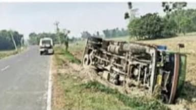 बरहरा: मौजमपट्टी पुल के समीप कीटनाशक लोड ट्रक पलटा, ड्राइवर हुआ घायल