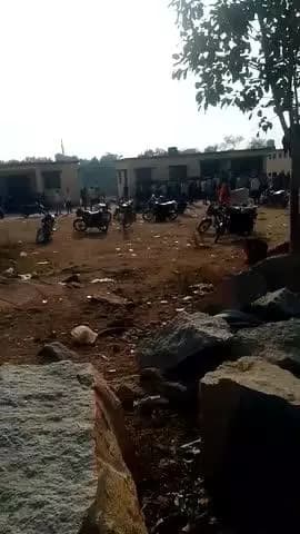 हमारे शाहगढ़ में खाद में पब्लिक