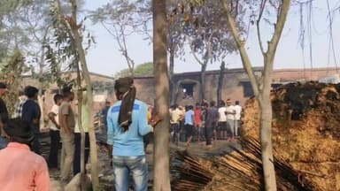 बैरिया: गोपालनगर मल्लाह बस्ती में अज्ञात कारणों से लगी आग में 6 लोगों के घर जलकर खाक, पीड़ित खुले आसमान के नीचे