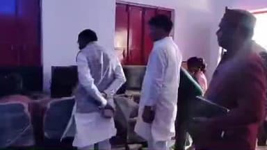 कोरांव: कोरांव विधायक राजमणि कोल ने प्राथमिक विद्यालय साजी और धाव में पहुंचकर मतदाता सूची पुनरीक्षण कार्य का किया निरीक्षण