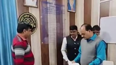 चकरनगर: चकरनगर एसडीएम ने 100% एसआईआर कार्य करने वाले 15 बीएलओ को किया सम्मानित