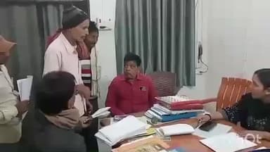 हसपुरा: अंचल कार्यालय कक्ष हसपुरा में जमीनी विवाद निपटारे को लेकर जनता दरबार लगा, सीओ व अपर एसआई ने की सुनवाई