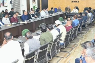 चतरा: चतरा समाहरणालय में उपायुक्त की अध्यक्षता में जिला स्तरीय सड़क सुरक्षा समिति की बैठक संपन्न