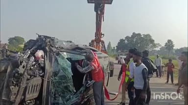 भोगांव: भोगांव क्षेत्र में बाइक सवार को बचाने के चक्कर में स्कॉर्पियो कार अनियंत्रित होकर पलटी, 1 की मौत और 5 घायल