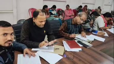 बैरिया: बैरिया क्षेत्र में SIR का शतप्रतिशत लक्ष्य पूरा करने के लिए BLO के साथ स्वयं सहायता समूह की महिलाएं लगीं