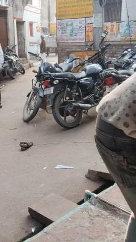 बारी मोहल्ला मोदी पारा में मोटरसाइकिल से हुए परेशान नो पार्किंग बोर्ड लगाने के बाद भी मोटरसाइकिलों नहीं हट रही