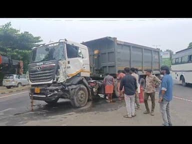 തൃശൂർ നന്തിക്കരയിൽ ടോറസ് ലോറികൾ കൂട്ടിയിടിച്ച് അപകടം