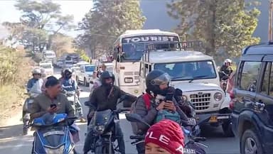 डुंडा: गंगोत्री हाईवे पर रतूड़ीसैरा के पास ट्रैफिक रोके जाने से लोगों और यात्रियों को भारी परेशानी का सामना करना पड़ा