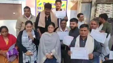 नौगावां सादात: SIR फार्म के कार्य में 100% सफलता पर उपजिलाधिकारी ने किया सम्मानित