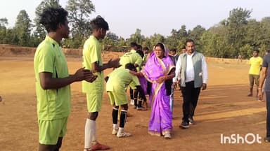 शंकरगढ़: रेहड़ा में आयोजित फुटबॉल प्रतियोगिता के समापन में विधायक उद्धेश्वरी पैकरा शामिल हुए